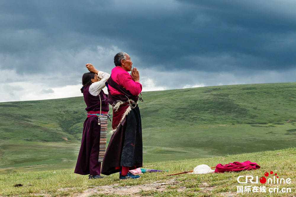 图片默认标题_fororder_《祈祷》黄是春+ 中国+ 15962890788+摄于四川亚青寺