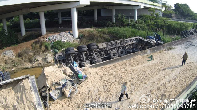 粤赣高速广州至河源方向匝道断裂 车辆坠落致1死4伤 粤赣高速广州至河源方向匝道断裂 车辆坠落致1死4伤