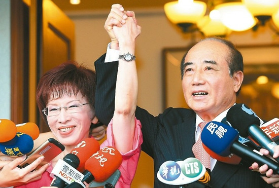 王金平牵起洪秀柱 三喊“义不容辞”