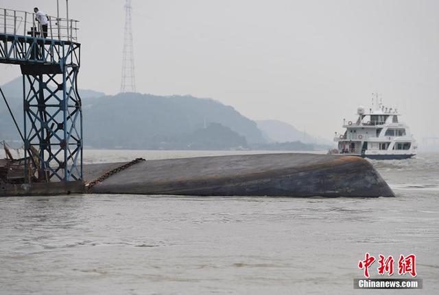 長江南京段一載有液鹼貨輪翻沉 2人失蹤