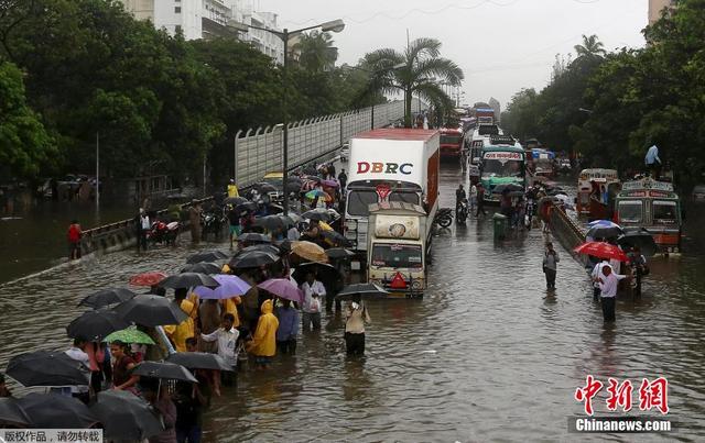 印度孟买遭暴雨袭击引发洪灾 道路严重堵塞