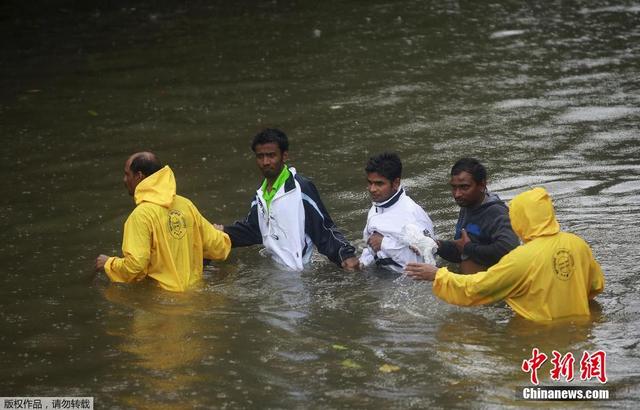 印度孟買遭暴雨襲擊引發洪災 道路嚴重堵塞