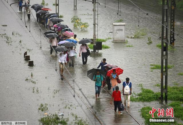 印度孟买遭暴雨袭击引发洪灾 道路严重堵塞