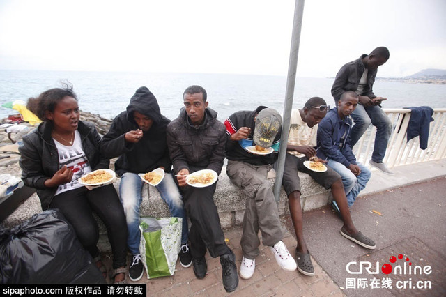 意法邊境的非洲移民 蝸居海邊岩石等待