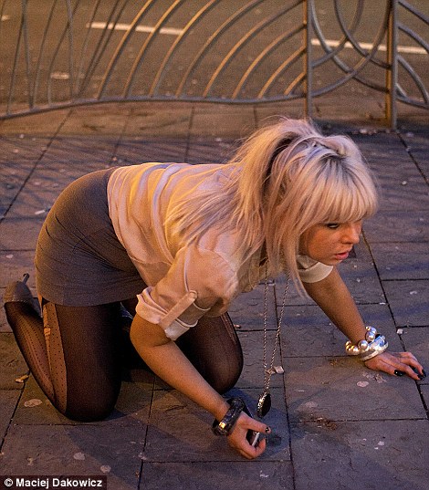 图揭英国少女糜烂夜生活:醉卧街头被捡尸 图揭英国少女糜烂夜生活:醉卧街头被捡尸