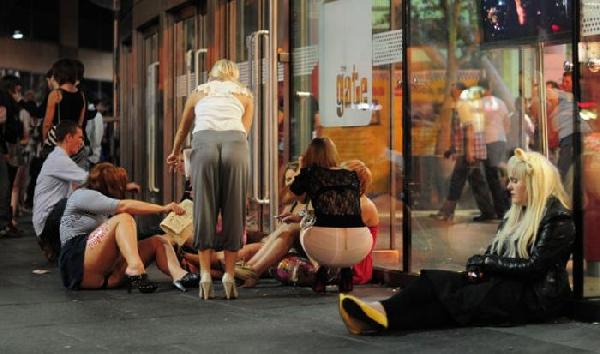 图揭英国少女糜烂夜生活:醉卧街头被捡尸 图揭英国少女糜烂夜生活:醉卧街头被捡尸