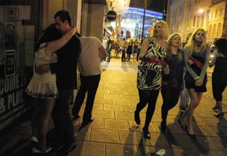 图揭英国少女糜烂夜生活:醉卧街头被捡尸 图揭英国少女糜烂夜生活:醉卧街头被捡尸