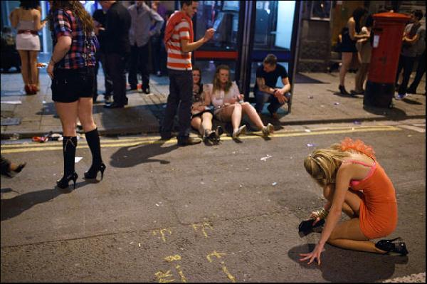 图揭英国少女糜烂夜生活:醉卧街头被捡尸 图揭英国少女糜烂夜生活:醉卧街头被捡尸