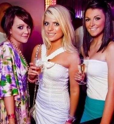 图揭英国少女糜烂夜生活:醉卧街头被捡尸 图揭英国少女糜烂夜生活:醉卧街头被捡尸