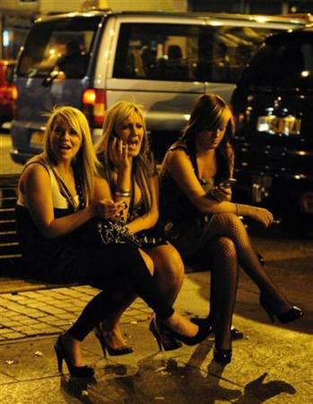 图揭英国少女糜烂夜生活:醉卧街头被捡尸 图揭英国少女糜烂夜生活:醉卧街头被捡尸