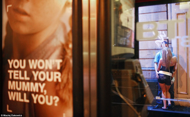 图揭英国少女糜烂夜生活:醉卧街头被捡尸 图揭英国少女糜烂夜生活:醉卧街头被捡尸