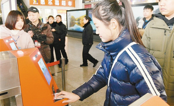 春运开启 郑州火车站服务升级 两秒种刷身份证进站_fororder_CqgNOlxGc4aASn8-AAAAAAAAAAA074.400x265