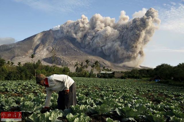 印尼火山持續噴發 上萬民眾緊急撤離