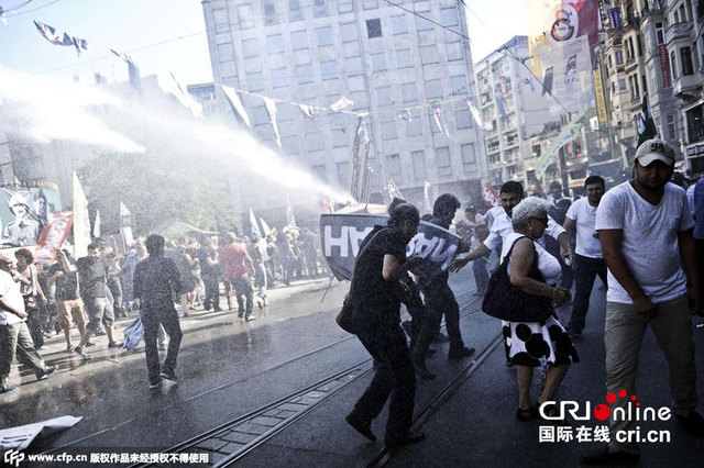 土耳其民眾舉行反政府示威遭警察水槍鎮壓