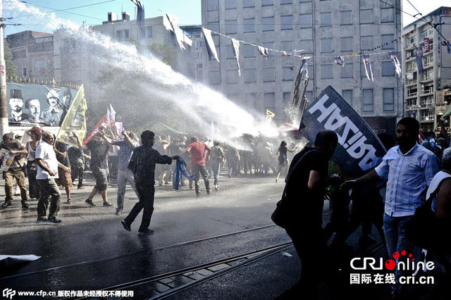 土耳其民众举行反政府示威遭警察水枪镇压
