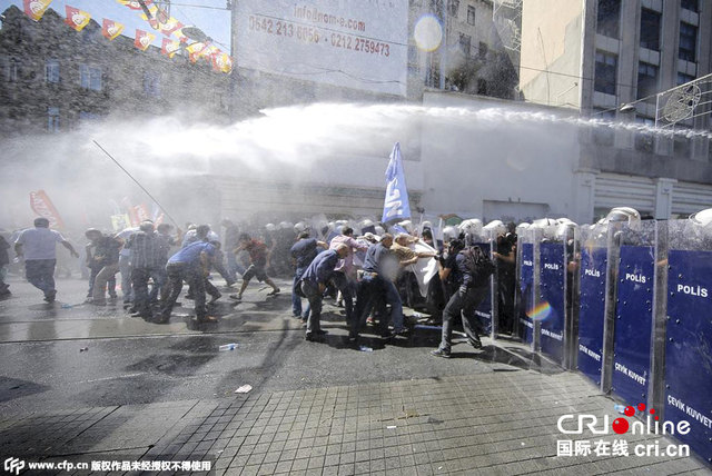 土耳其民众举行反政府示威遭警察水枪镇压