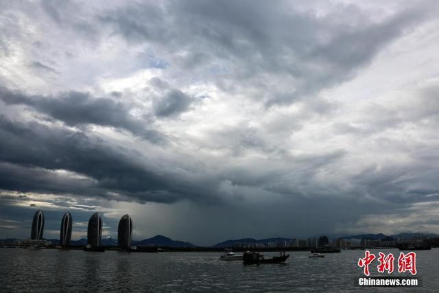 颱風“鯨魚”來襲 三亞烏雲密布