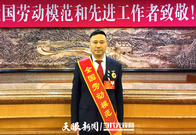 3年2次進京受表彰 他憑什麼？就在剛才 龍福剛在京領到“全國勞動模範”獎章