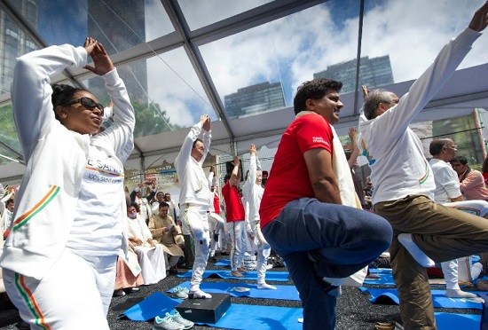 国际瑜伽日纽约1.7万人齐练瑜伽 潘基文出席