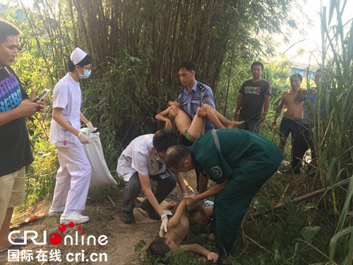 事发当日两名溺水小学生被救准备送往医院医治