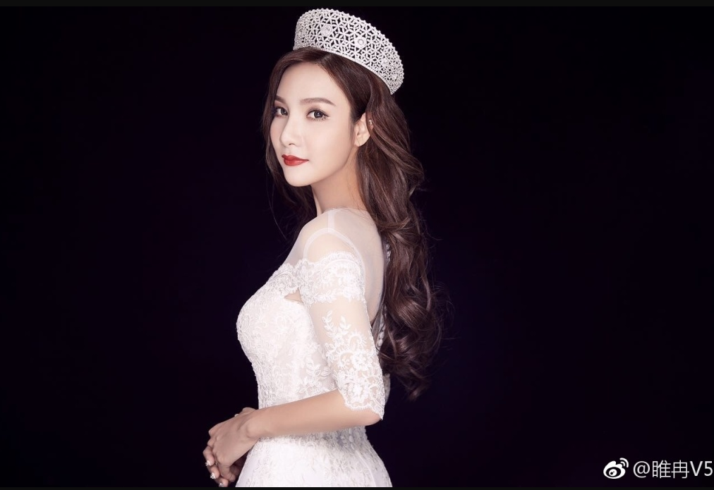 睢冉晒婚纱照补办婚礼瞧人媳妇这产后身材