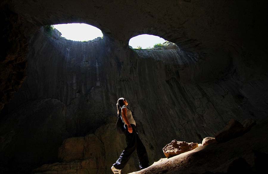 保加利亚山洞犹如"上帝之眼" 成蹦极者天堂