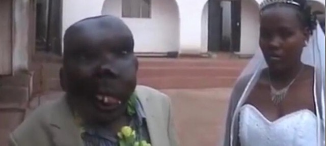 烏干達最醜男子“靠臉吃飯” 已生8個孩子