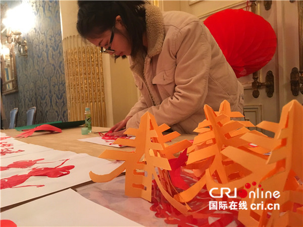 剪纸表演(摄影 吕谋)亚历山大大学中文系师生表演合唱《欢乐中国年》