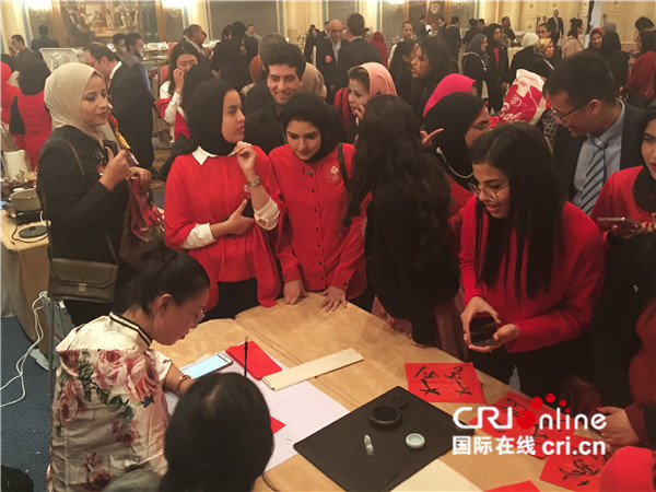 埃及学生了解中国书法(摄影 吕谋)剪纸表演(摄影 吕谋)亚历山大大学