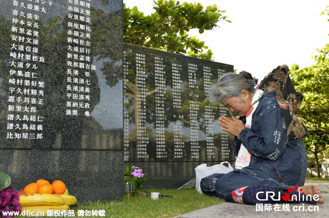 安倍出席沖繩戰役70週年紀念活動 遭示威者鬧場