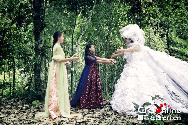 艺术家穿着90斤婚纱"嫁给雨林" 呼吁关爱雨林