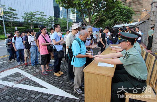 香港市民為睹駐港部隊風采 淩晨三點排隊候票