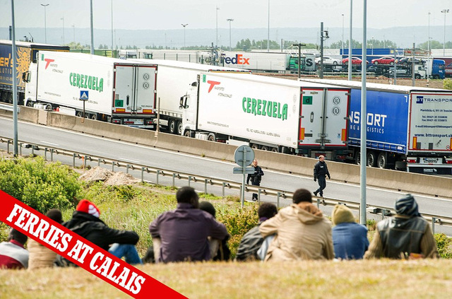 法国工人堵路罢工 致英法海底隧道关闭大批旅客滞留