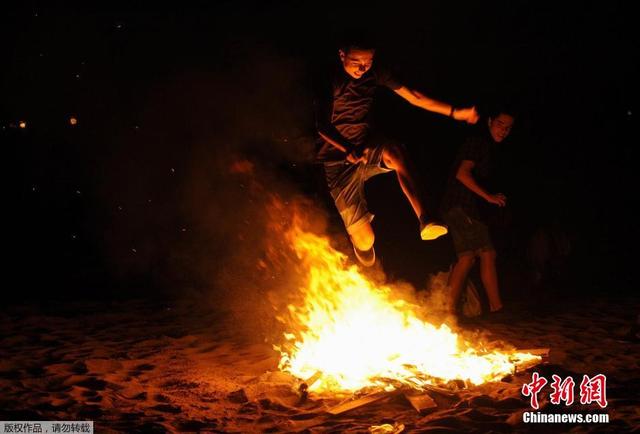 西班牙慶祝聖胡安仲夏節 民眾光腳跨篝火