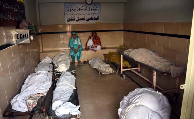 巴基斯坦上百人被热死 家属等在医院外接收遗体