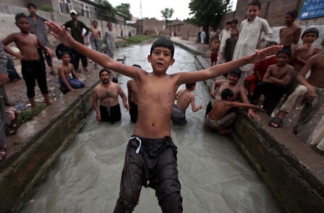 巴基斯坦上百人被热死 家属等在医院外接收遗体