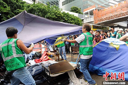 香港特區(qū)政府清理立法會外非法“占中”后遺留物品