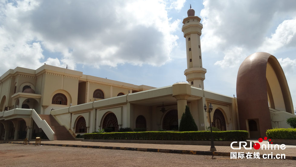 走在乌干达的城市乡村,总会发现一幅幅绚丽多姿的自然和人文风