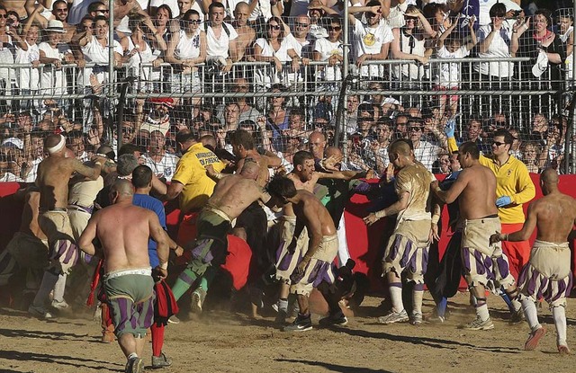 世界上最暴力的足球赛：互殴摔跤都不算犯规