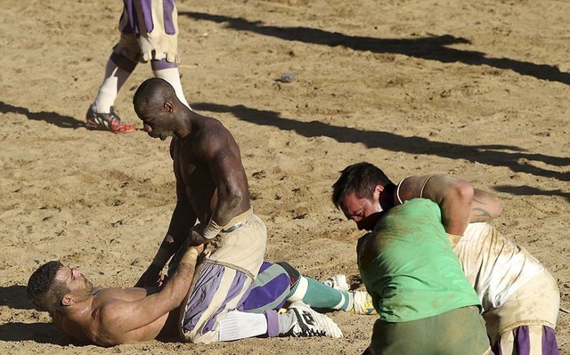 世界上最暴力的足球赛：互殴摔跤都不算犯规