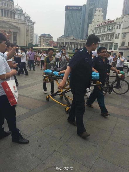 天津地鐵因故障停在隧道 消防員扒車門送氧