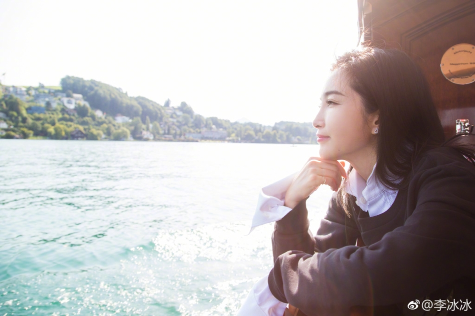 组图:恋爱中的李冰冰超开心 坐直升机游玩看风景