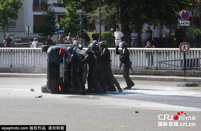 法国司机占领街道焚烧车辆 反对打车软件Uber