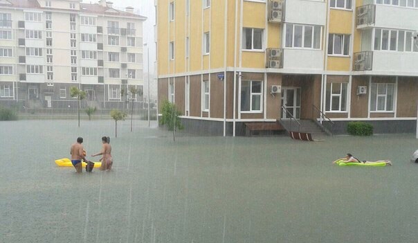 俄索契暴雨成灾变泽国 民众乘气垫出行