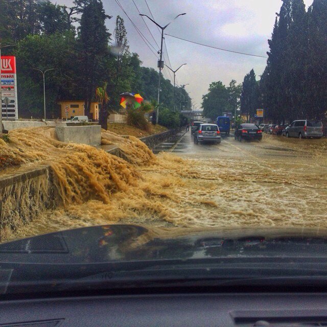 俄索契暴雨成災變澤國 民眾乘氣墊出行