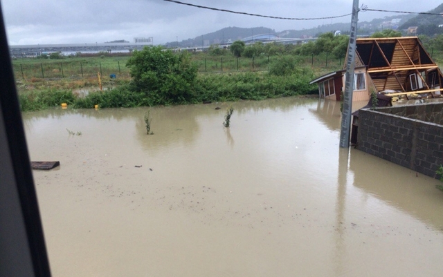 俄索契暴雨成災變澤國 民眾乘氣墊出行