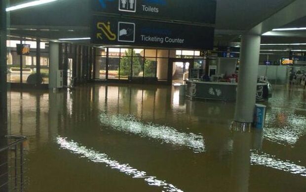 俄索契暴雨成災變澤國 民眾乘氣墊出行