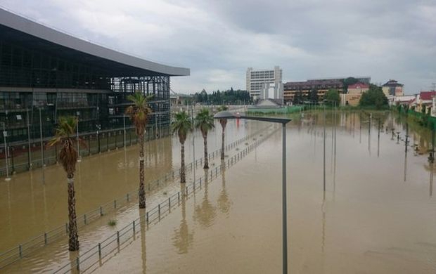 俄索契暴雨成災變澤國 民眾乘氣墊出行