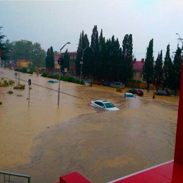 俄索契暴雨成災變澤國 民眾乘氣墊出行