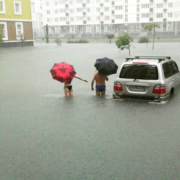 俄索契暴雨成災變澤國 民眾乘氣墊出行